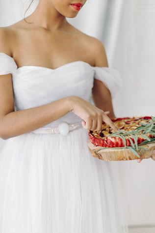 весенняя фотосессия невесты, торт