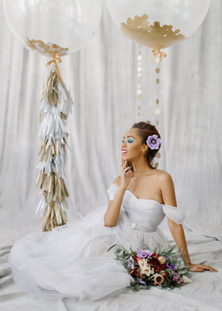 весенняя фотосессия невесты с большими воздушными шарами