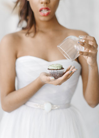 весенняя фотосессия невесты, невеста с капкейком в руках