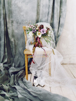 весенняя фотосессия невесты, букет и туфли невесты