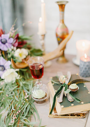 весенняя фотосессия невесты, декор стола, свечи, цветы