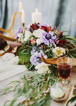 весенняя фотосессия невесты, декор стола, свечи, цветы