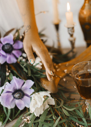 весенняя фотосессия невесты, декор стола, свечи, цветы