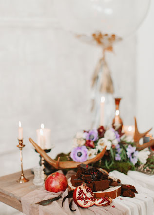 весенняя фотосессия невесты, декор стола, свечи, цветы