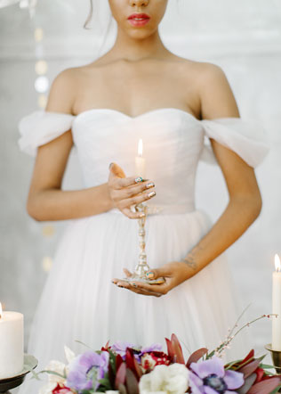 весенняя фотосессия невесты, невеста со свечой в руках