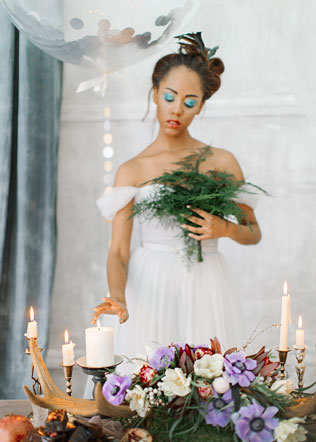 весенняя фотосессия невесты, декор стола, свечи, цветы