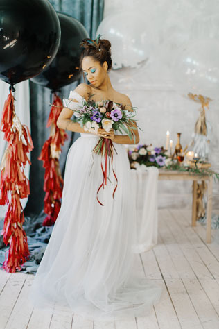весенняя фотосессия невесты с большими воздушными шарами