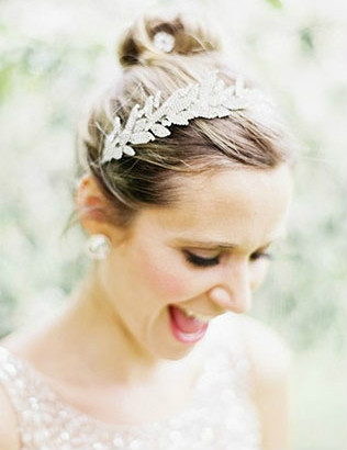 Стильные альтернативы классической фате, стразы в прическе невесты