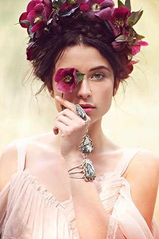 Стильные альтернативы классической фате, цветы и венки в прическе невесты