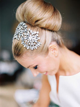 Стильные альтернативы классической фате, стразы в прическе невесты