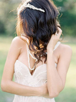 Стильные альтернативы классической фате, стразы в прическе невесты