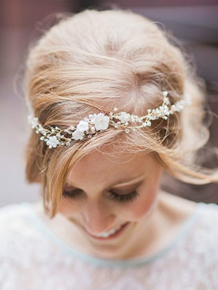 Стильные альтернативы классической фате, стразы в прическе невесты