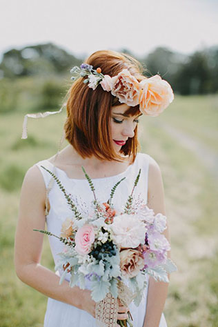 Стильные альтернативы классической фате, цветы и венки в прическе невесты