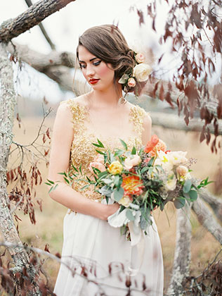 Стильные альтернативы классической фате, цветы и венки в прическе невесты