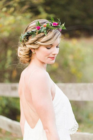 Стильные альтернативы классической фате, цветы и венки в прическе невесты