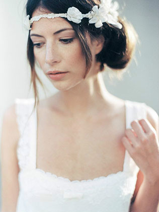 Стильные альтернативы классической фате, цветы и венки в прическе невесты
