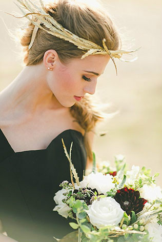 Стильные альтернативы классической фате, цветы и венки в прическе невесты