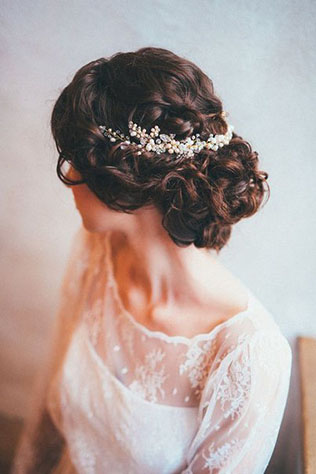 Стильные альтернативы классической фате, стразы в прическе невесты