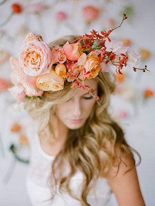 Стильные альтернативы классической фате, цветы и венки в прическе невесты