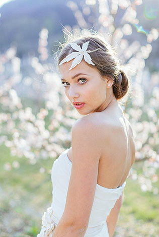 Стильные альтернативы классической фате, стразы в прическе невесты