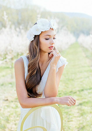 Стильные альтернативы классической фате, цветы и венки в прическе невесты