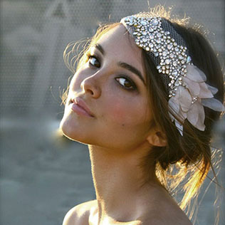 Стильные альтернативы классической фате, стразы в прическе невесты