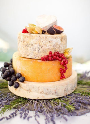 Аппетитный тренд: сырный торт на свадьбу 