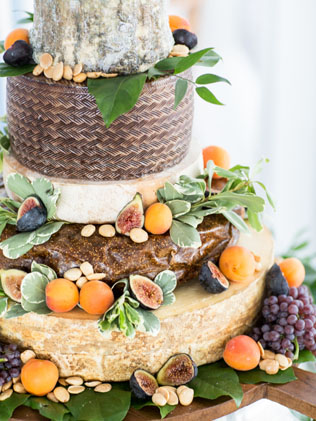 Аппетитный тренд: сырный торт на свадьбу 