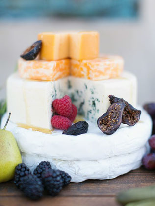 Аппетитный тренд: сырный торт на свадьбу 