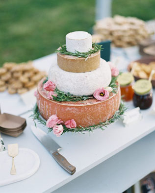 Аппетитный тренд: сырный торт на свадьбу 