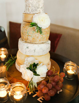 Аппетитный тренд: сырный торт на свадьбу 