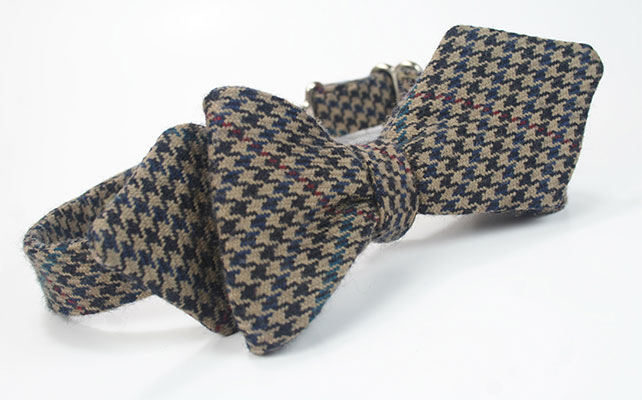 Галстук-бабочка с заостренными с одной стороны и прямоугольными с другой стороны концами  