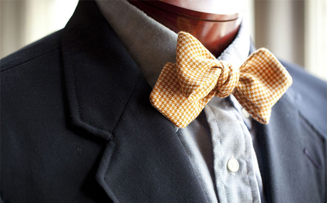 Галстук-бабочка с заостренными с одной стороны и прямоугольными с другой стороны концами  