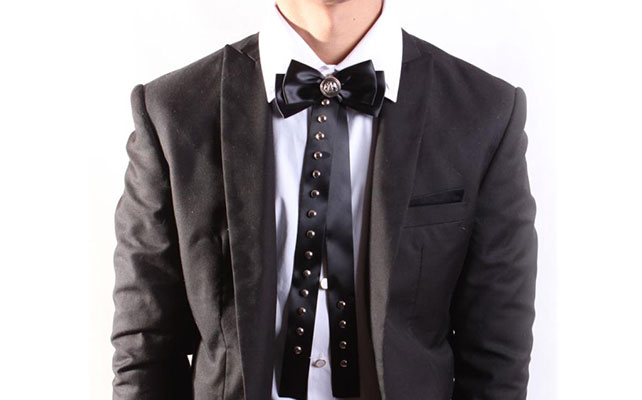 Галстук-бабочка с прямоугольными краями и ленточками