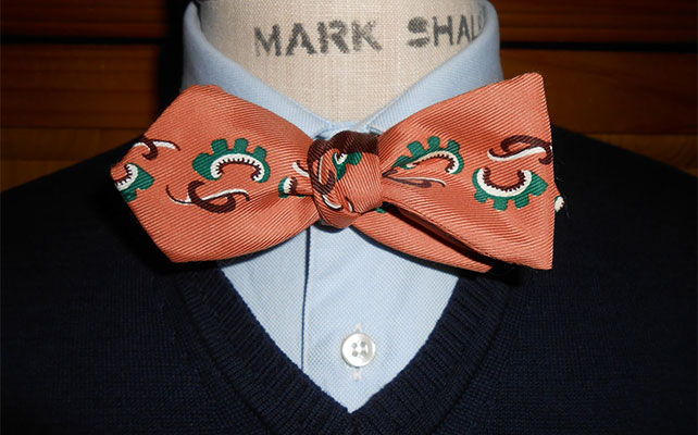 Галстук-бабочка с заостренными с одной стороны и прямоугольными с другой стороны концами  