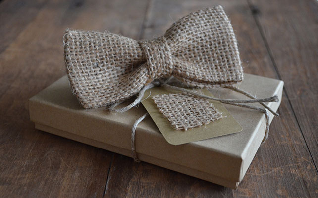 Галстук - бабочка из мешковины для свадьбы в деревенском стиле для жениха и друзей жениха на свадьбу 