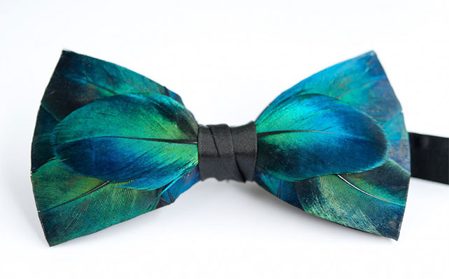 Галстук- бабочка из перьев для жениха и друзей жениха на свадьбе