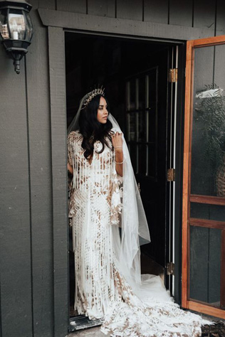 В стиле бохо: свадебные платья с бахромой 