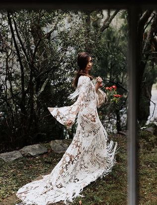 В стиле бохо: свадебные платья с бахромой 