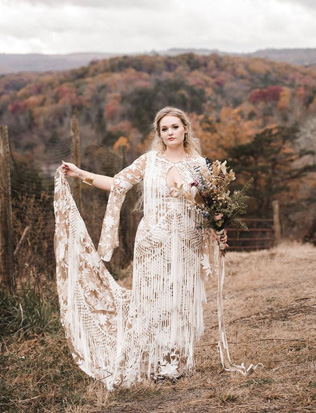 В стиле бохо: свадебные платья с бахромой 
