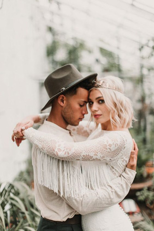 В стиле бохо: свадебные платья с бахромой 