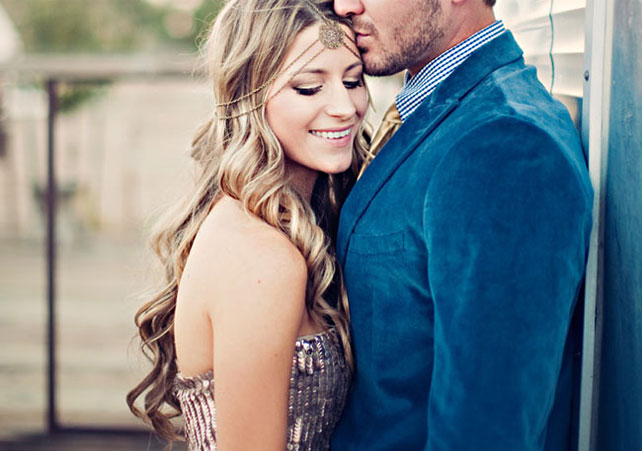 бархат в декоре свадьбы, жених в бархатном пиджаке