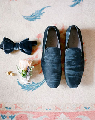 бархат в декоре свадьбы, серая бархатная бабочка жениха, серые туфли жениха