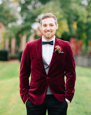 бархат в декоре свадьбы, жених в бархатном пиджаке