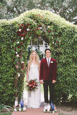 бархат в декоре свадьбы, жених в бархатном пиджаке