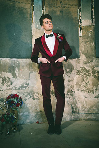 бархат в декоре свадьбы, жених в бархатном костюме