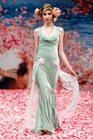 бархат в декоре свадьбы, бархатное свадебное платье