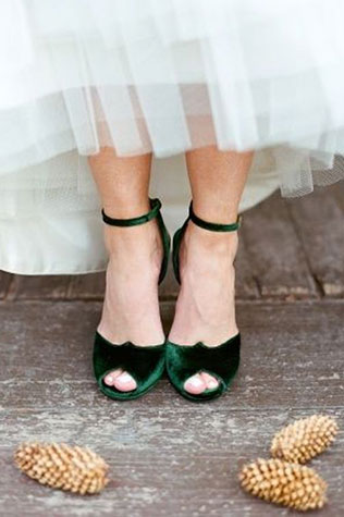 бархат в декоре свадьбы, зеленые бархатные туфли невесты
