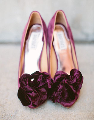 бархат в декоре свадьбы, бордовые бархатные туфли невесты