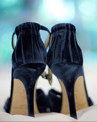 бархат в декоре свадьбы, синие бархатные туфли невесты